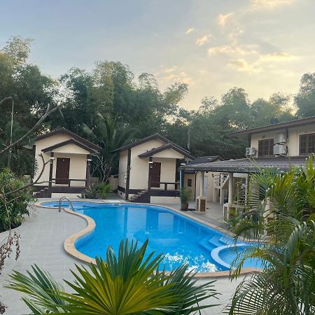 Sunray Guesthouse สุนันท์บ้านพักริมคลอง Uthai Thani Exterior foto