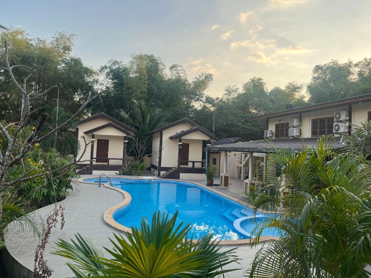 Sunray Guesthouse สุนันท์บ้านพักริมคลอง Uthai Thani Exterior foto