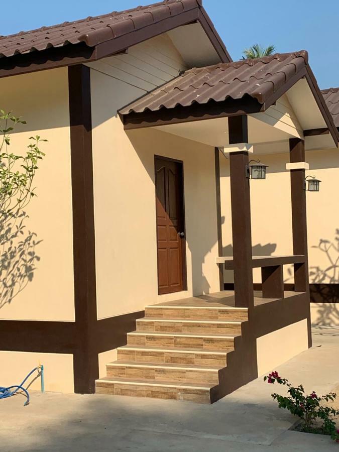 Sunray Guesthouse สุนันท์บ้านพักริมคลอง Uthai Thani Exterior foto